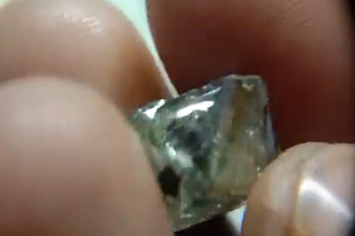 रातोरात झाला श्रीमंत! शेतकऱ्याला इथे सापडला 70 लाख किमतीचा हिरा, नशीबच चमकलं