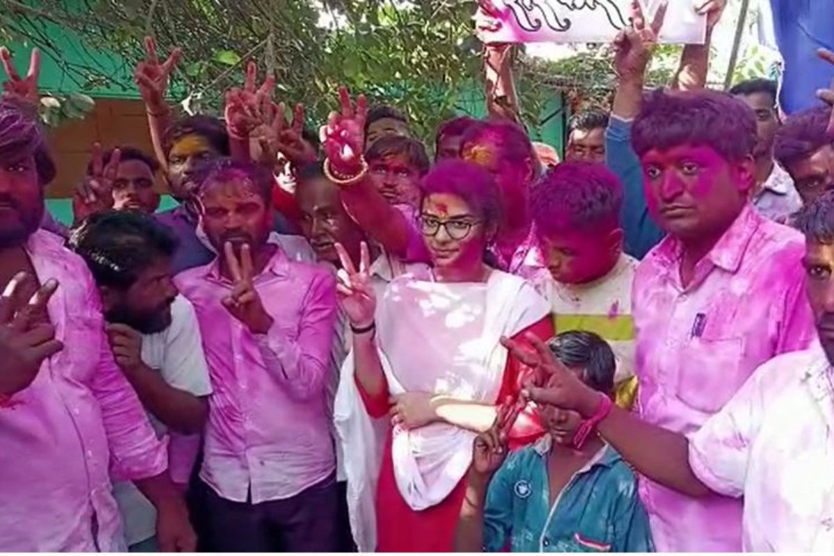 सांगली: निवडणुकीसाठी शिक्षण सोडलं अन् तिने गाव जिंकलं; फॉरेन रिटर्न यशोधरा झाली वड्डीची सरपंच