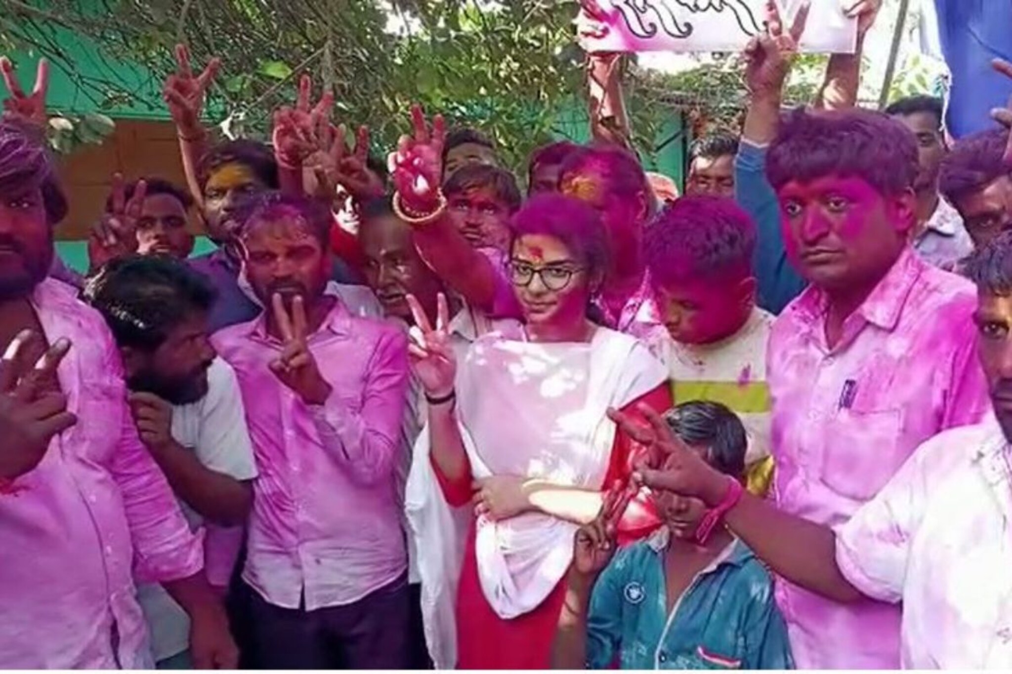 सांगली: निवडणुकीसाठी शिक्षण सोडलं अन् गाव जिंकलं; फॉरेन रिटर्न यशोधरा झाली सरपंच