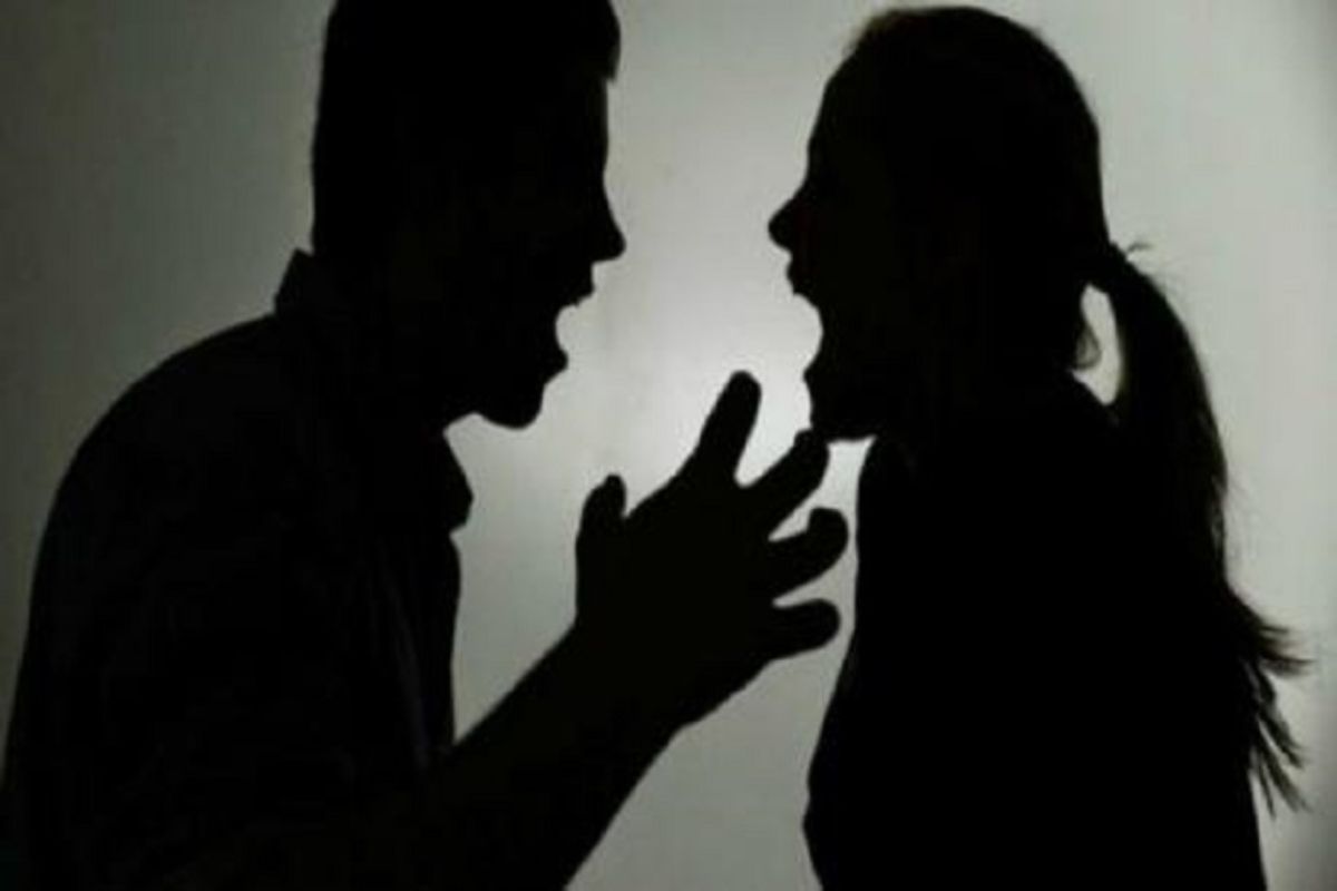 पतीचा खरा चेहरा समोर आला अन् रस्त्यावरच हाय व्होल्टेज ड्रामा झाला, पत्नीने धुलाई करत कॉलर पकडली अन्...