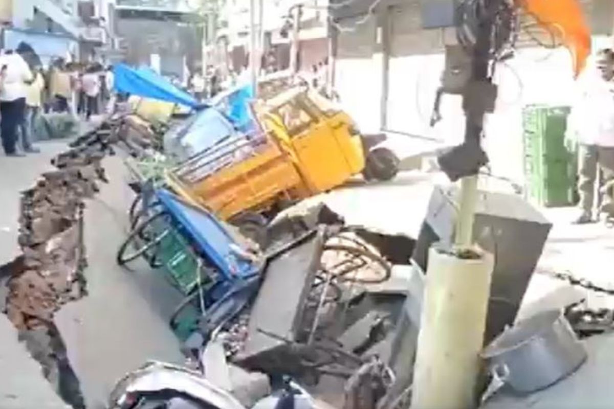 गर्दीच्या ठिकाणीच अचानक रस्ता खचला अन् वाहनांसह अख्खा बाजार जमिनीत सामावला, Shocking Video