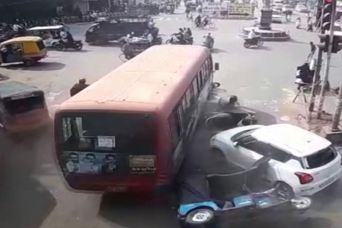 VIDEO: 50 प्रवाशांना घेऊन निघालेल्या चालकाचा धावत्या बसमध्ये अचानक मृत्यू; पुढे घडली हादरवणारी दुर्घटना