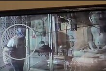 मंदिरात चोरी करायला गेला चोर; देव दिसताच जे केलं ते पाहून चक्रावून जाल, VIDEO मंदिरात चोरी करायला गेला चोर; देव दिसताच जे केलं ते पाहून चक्रावून जाल, VIDEO