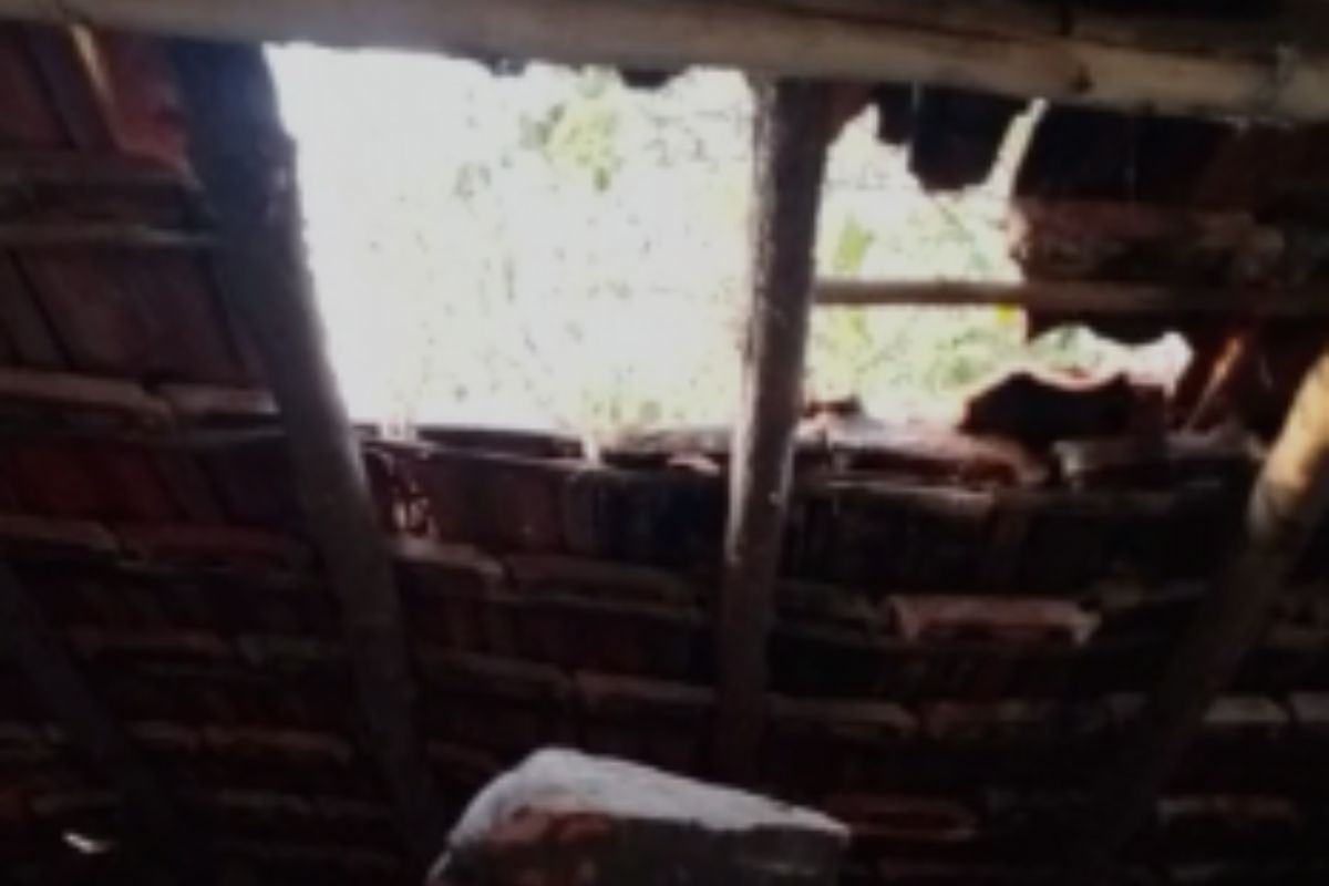 पनवेल कर्जत रेल्वे मार्गावर ब्लास्टिंगमुळे दोन जणांचा मृत्यू तर सात जण जखमी झाले आहेत.