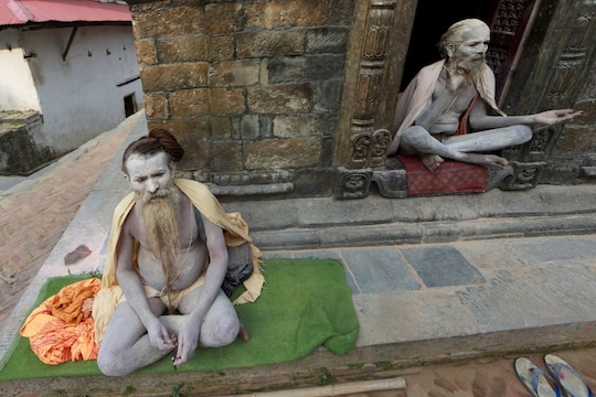 स्मशानात राहणाऱ्या अघोरी साधूंबद्दल वाचून हादराल!