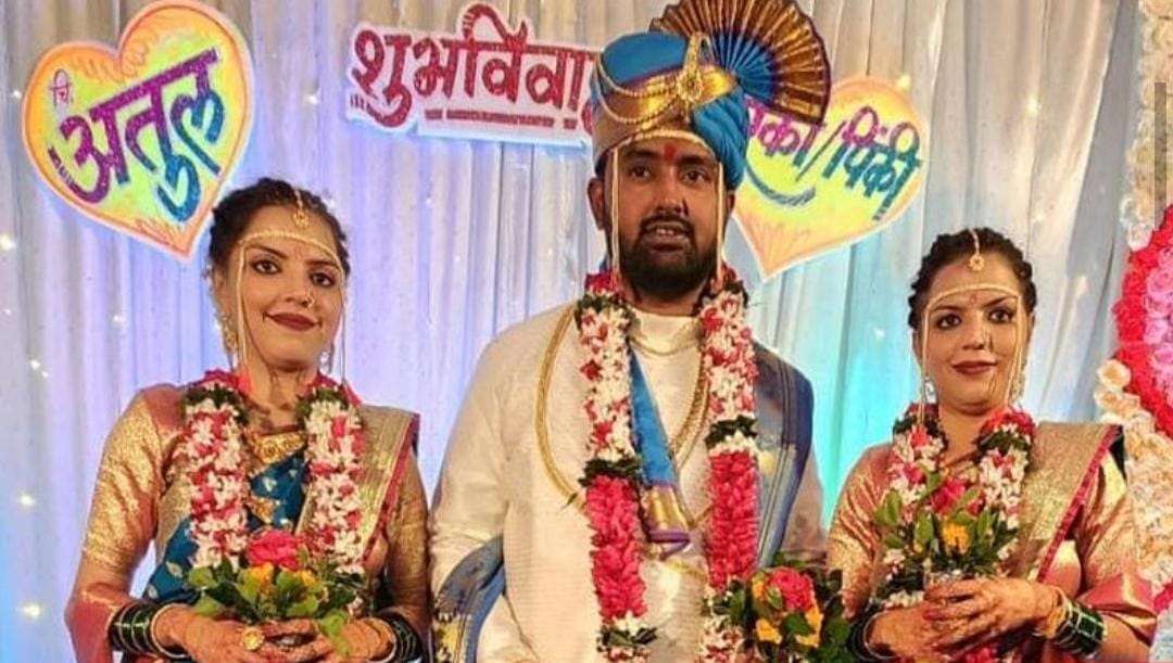 VIDEO: एक वर अन् 2 वधू; जुळ्या बहिणींची एकाच तरुणासोबत सप्तपदी, सोलापूरकर शॉक!