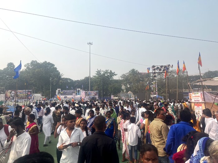 भारतरत्न डॉ. बाबासाहेब आंबेडकर यांच्या महापरिनिर्वाण दिनाच्या निमित्तानं मुंबईत भीमसैनिकांचा सागर उसळला होता. दरवर्षीप्रमाणे यंदाही दादरच्या चैत्यभूमी, शिवाजी पार्क परिसरात लाखो भीम सैनिकांनी गर्दी केली होती. 