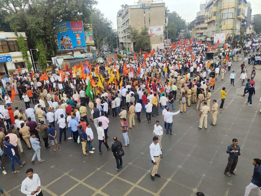 यासोबतच याच्याविरोधात डेक्कन जिमखाना येथील छत्रपती संभाजी महाराज यांच्या पुतळ्यापासून मोर्चा काढण्यात आला आहे