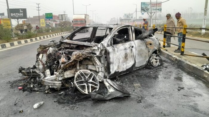 ऋषभ पंतची प्लास्टिक सर्जरी केली जाणार असल्याची माहिती मिळाली आहे. 