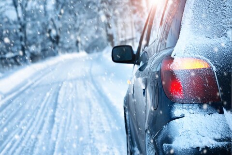 थंडीच्या दिवसांत गाडी सुरू करणं मोठं कठीण असतं. गाडी सुरू केल्यानंतर ती चालवतानाही या काळात वेगवेगळ्या अडचणी येतात. 
