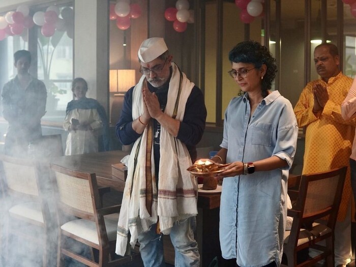  आमीर खान आणि किरण राव हे एकमेकांपासून वेगळे झाले असले, तरी कामाच्या निमित्ताने ते पुन्हा एकदा सोबत आल्याचं यावेळी पाहायला मिळालं.