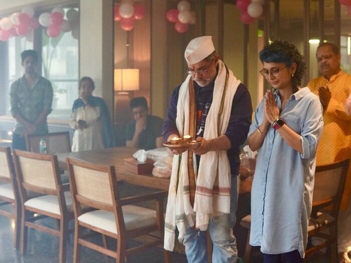 कलश पूजेदरम्यान त्याची माजी पत्नी किरण रावही आमिरसोबत दिसली. इन्स्टाग्रामवर शेअर करण्यात आलेले हे फोटो पाहून चाहत्यांनी वेगवेगळ्या प्रतिक्रिया दिल्यात. 