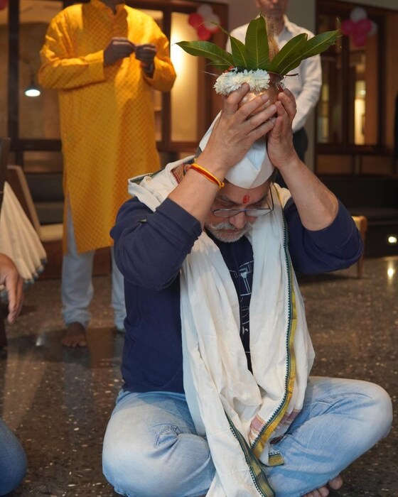 त्यानंतर आता 'लाल सिंह चढ्ढा'चे दिग्दर्शक अद्वैत चंदनने आमिर खानची पूजा करतानाचे काही फोटो आपल्या सोशल अकाउंटवर शेअर केले आहेत.