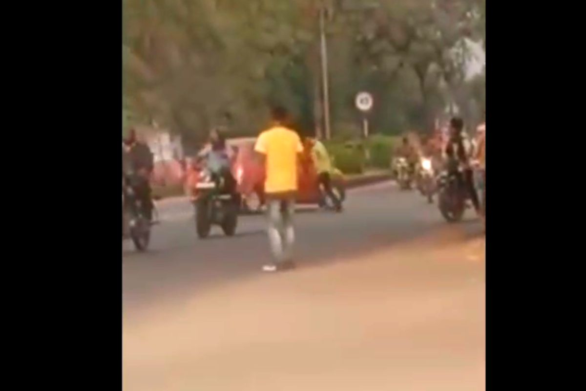 एकापाठोपाठ 9 ते 10 वेळा त्याने मानेवर काचेच्या तुकड्याने वार केले. हा सगळा प्रकार तिथेच बाजूला उपस्थितीत असलेल्या काही तरुणांनी मोबाईलमध्ये कैद केला