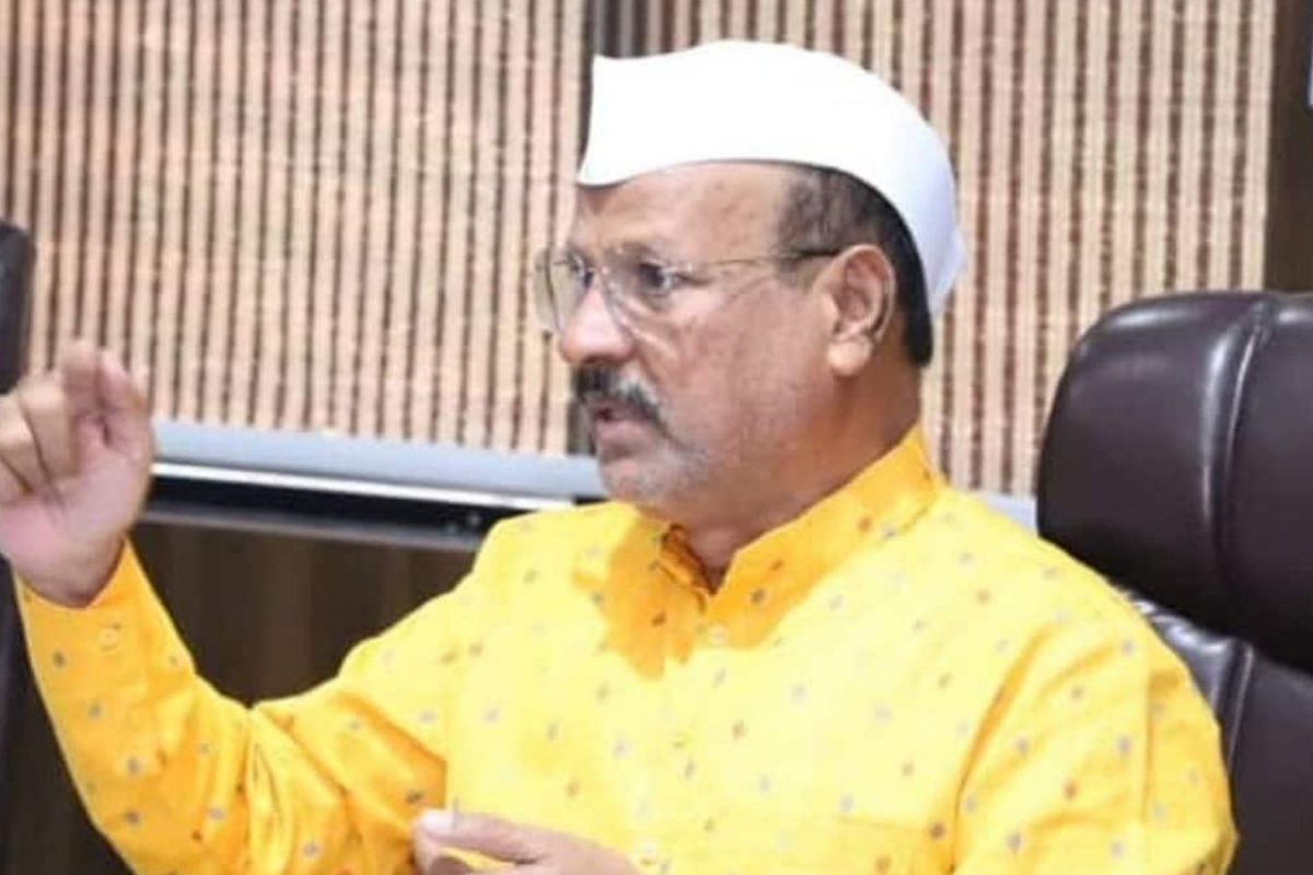 Abdul Sattar : चार तास स्वत:ला कोंडून घेतलेले अब्दुल सत्तार अवतरले, बाहेर येताच म्हणाले...