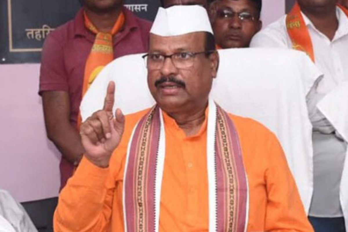 अब्दुल सत्तार यांच्यावर सिल्लोडमधील जमिनी लाटल्याचा आरोप करण्यात आल्यामुळे खळबळ उडाली आहे.