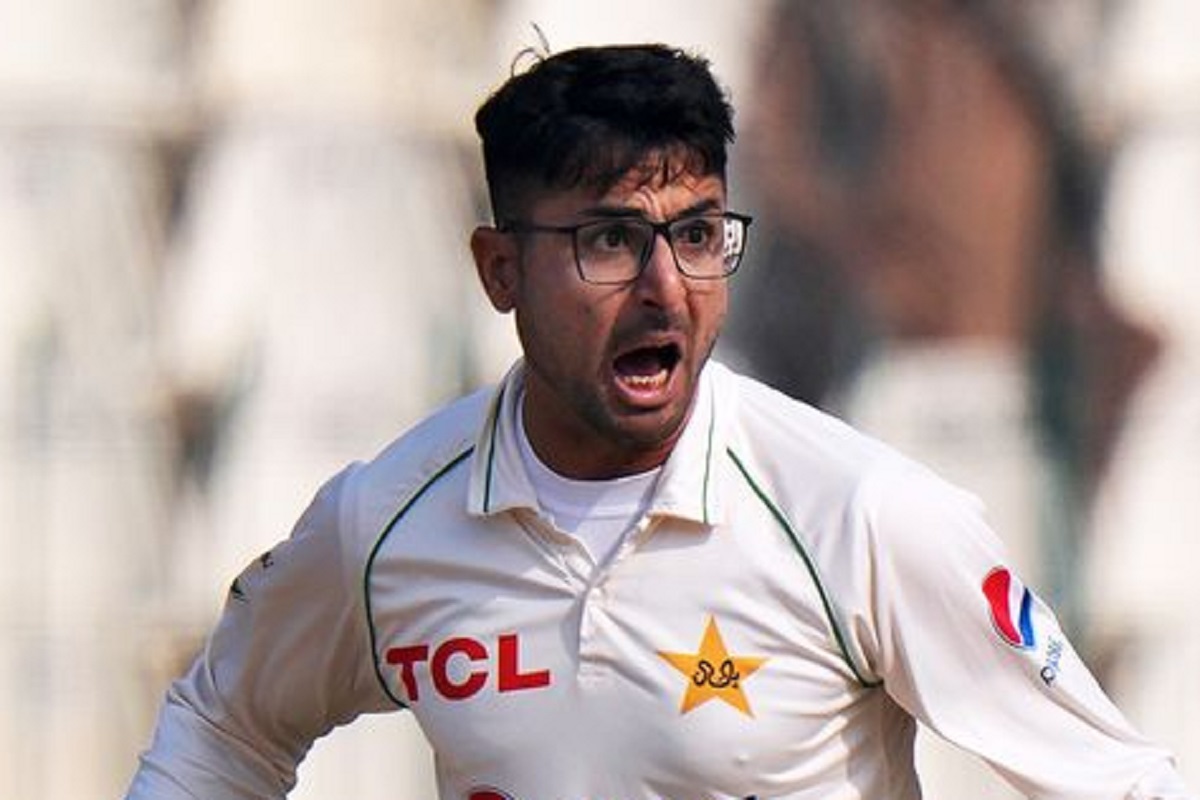 पदार्पणात अबरारची कमाल, ७० वर्षात पाकिस्तानच्या गोलंदाजांना जमलं नाही ते 3 तासात केलं