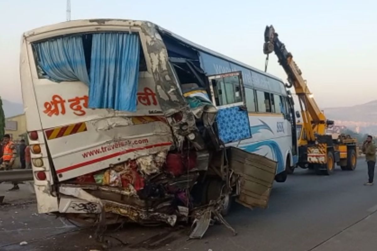 ही बस सिंधुदुर्गामध्ये लग्नाला गेली होती. कोल्हापूर मार्गे वाशिंदला परतताना बसला पाठीमागून कंटेनरने धडक दिली.
