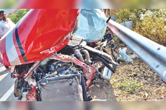 Accident Sangli : मुलाच्या हातात स्टेअरिंग देणं पडलं महागात, गणपतीपुळ्याला जाताना पुण्याच्या बापलेकाचा अंत