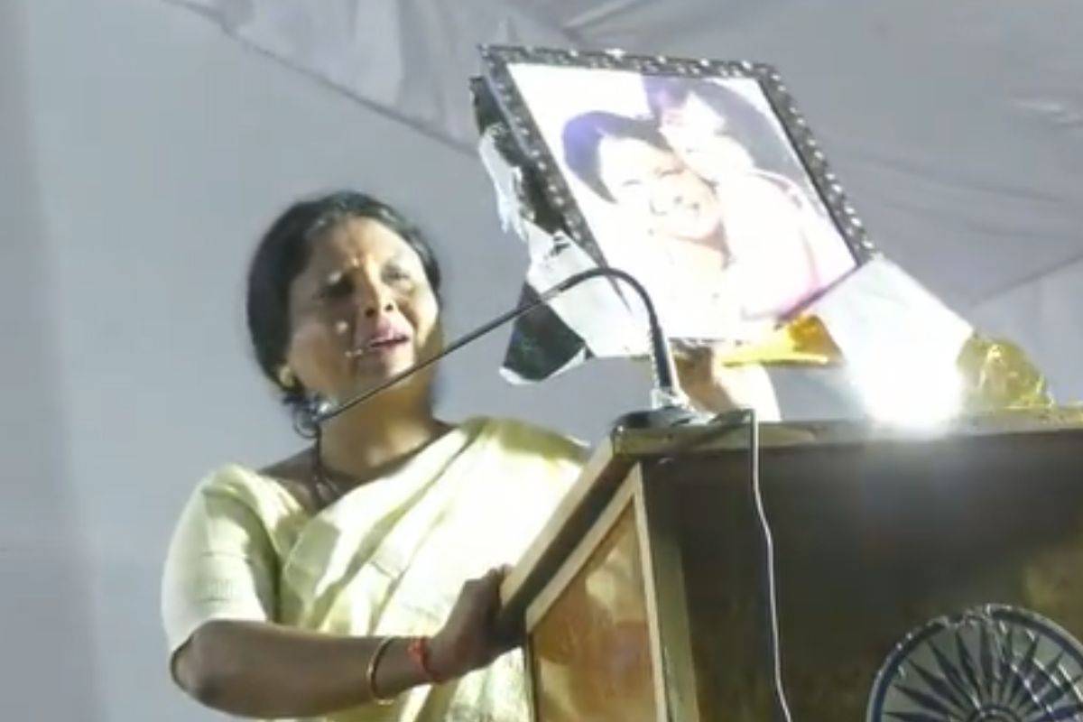 Video : लेकीचा फोटो पाहून सुषमा अंधारेंना अश्रू अनावर; भर सभेत रडल्या