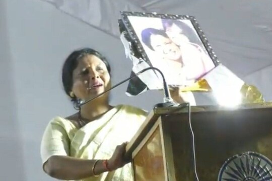 Video : लेकीचा फोटो पाहून सुषमा अंधारेंना अश्रू अनावर; भर सभेत रडल्या