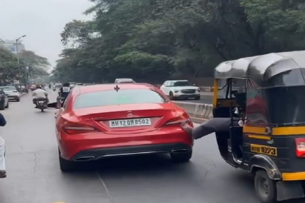 रिक्षावाल्याचा मर्सिडीजला 'दे धक्का'