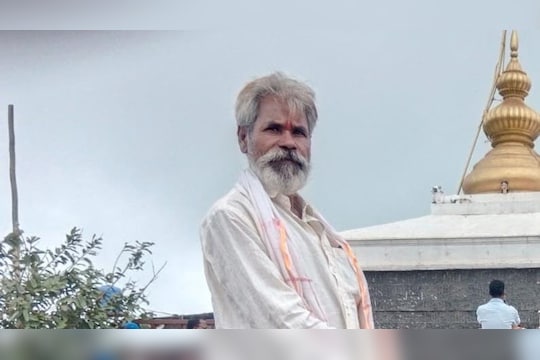 Beed Collector Office : कुणी घर देत का? पारधी समाजातील वृद्धाने सोडला जिल्ह्याधिकारी कार्यालयासमोर जीव, बीड हादरलं
