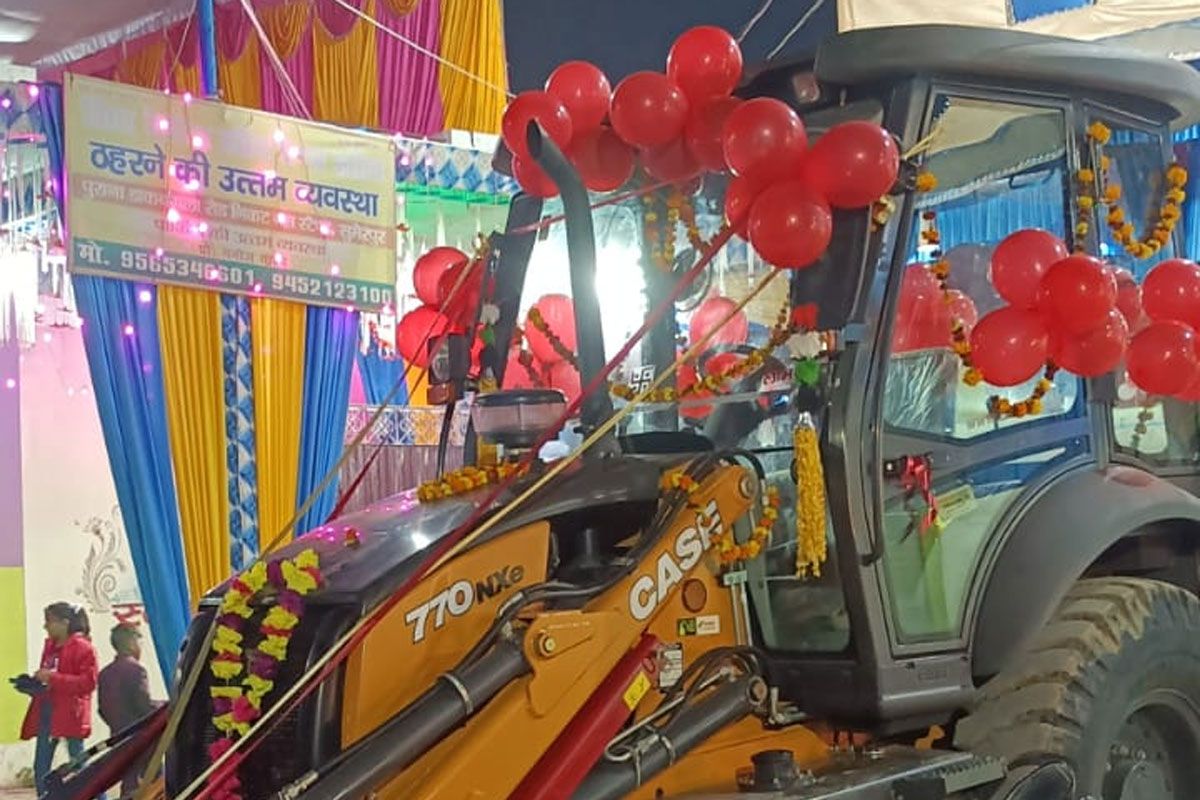 लग्नामध्ये कोण काय भेट देईल, याचा काही नियम राहिला नाही. लग्नामध्ये आता फ्रीज, वॉशिंग मशीन, एसी, दुचाकी, चारचाकी अशा वस्तू भेट देण्याचं प्रमाण वाढू लागलं आहे.