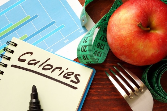 Calorie Deficiency : वेटलॉससाठी तुम्ही लो कॅलरी आहार घेता? वाचा कसे ठरू शकते घातक
