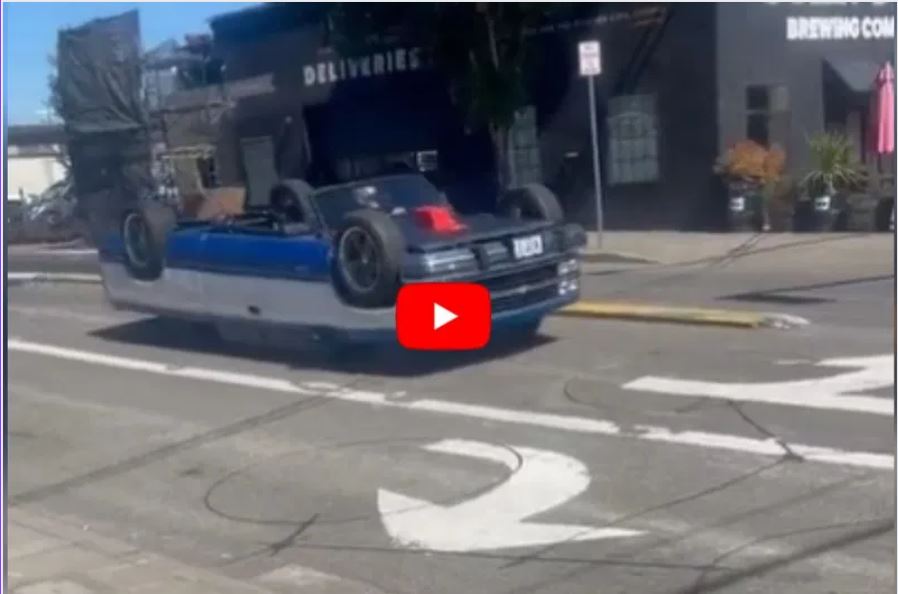 Viral Video : रस्त्यावर कार उलटी धावताना पाहून नागरिकांना बसला धक्का