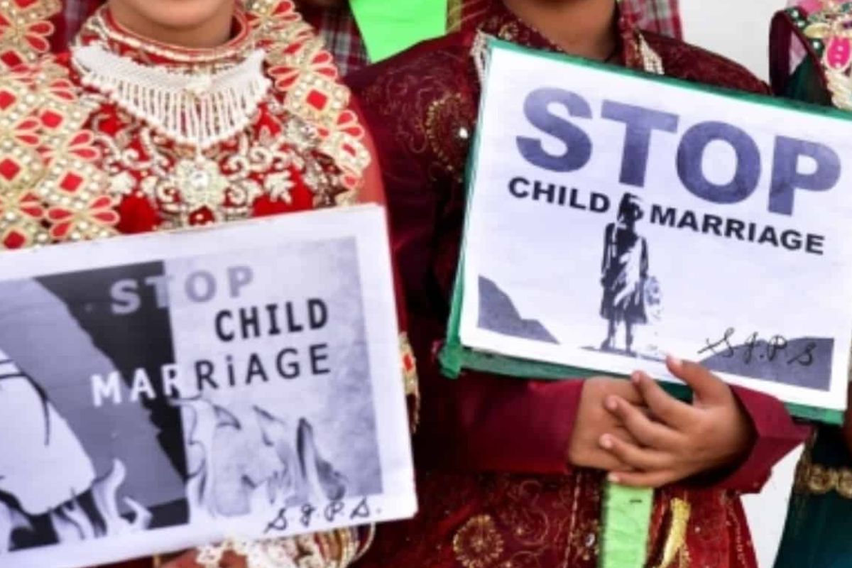 ही मुलं उपद्रव देऊ शकतात, हे लक्षात आल्यानं मुलीच्या कुटुंबीयांनी तिला गुपचूप मागच्या दारानं नियोजित वराच्या घरी नेलं.