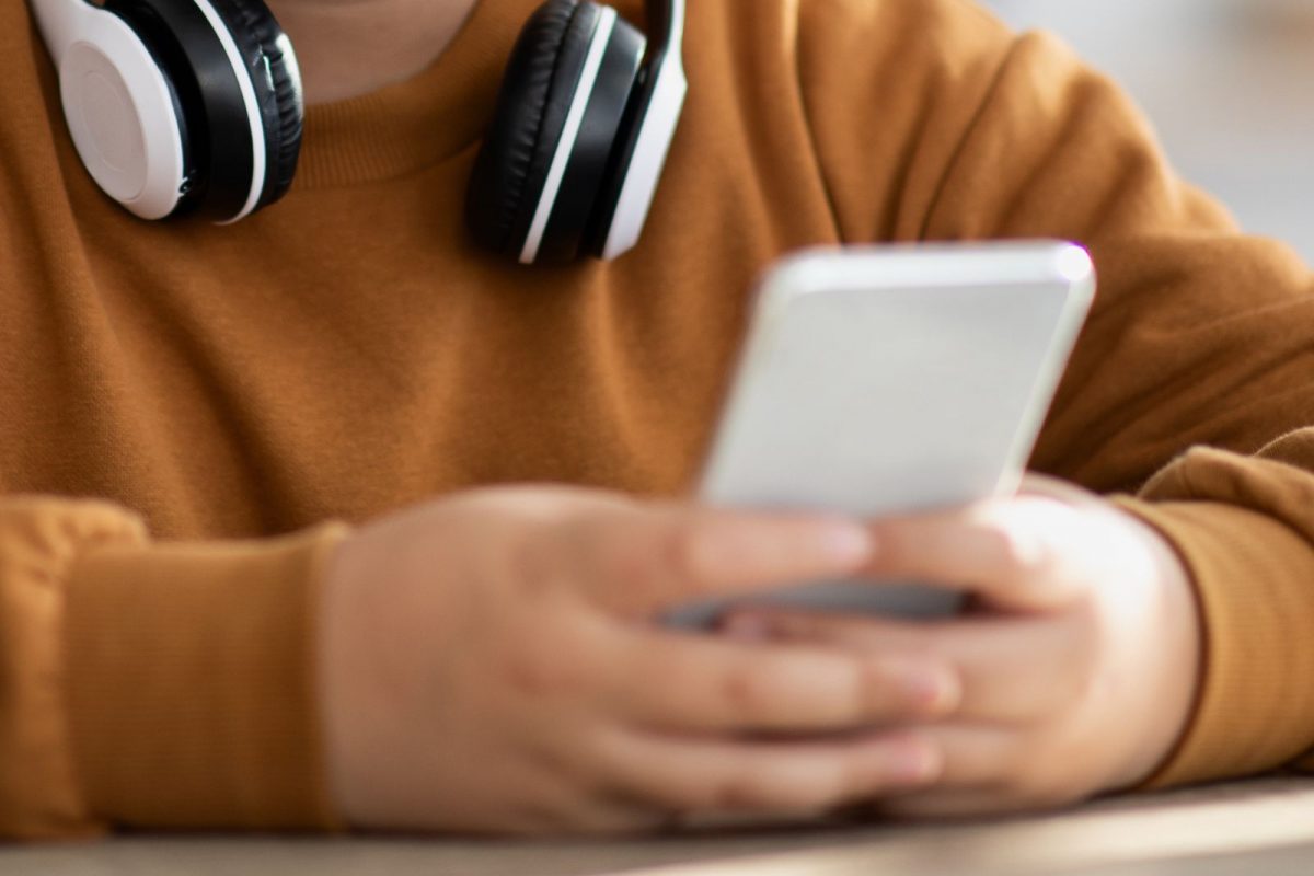 मोबाईलमुळे मुलाचा जीव धोक्यात पडला. (प्रतीकात्मक फोटो/सौजन्य - Canva)