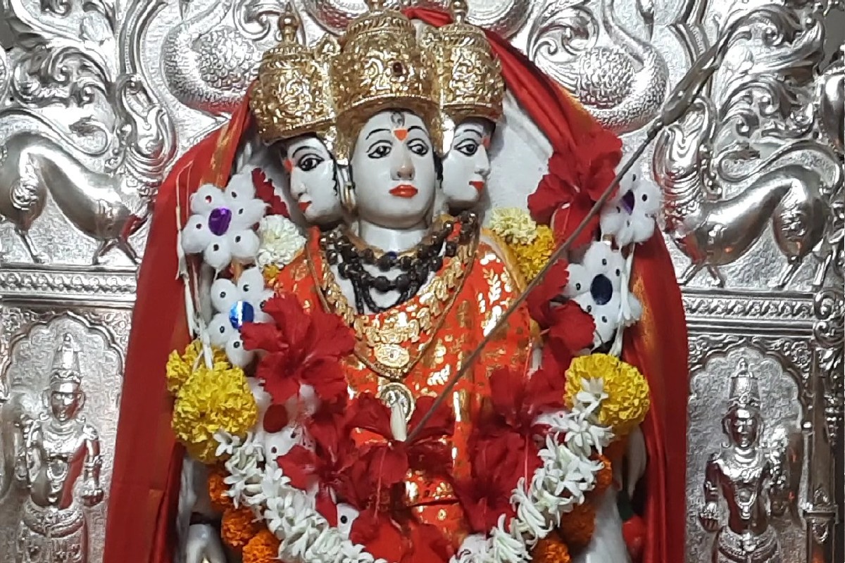 Datta Jayanti : ब्रिटीश अधिकाऱ्याच्या पुतळ्यापासून साकारली दत्ताची मूर्ती, पाहा Video
