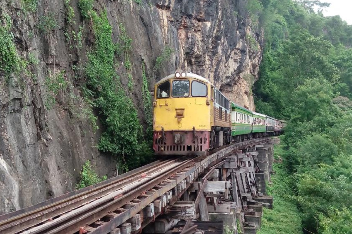 मृत्यूच्या ट्रॅकवर सेल्फी काढणं जीवावर बेतलं, दरवाजा उघडला अन्...