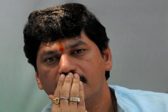 Dhananjay Munde : धनंजय मुंडेंनी डोक्याला लावला हात, पैसे मागण्याच्या फोनमुळे पोलिसांकडे घेतली धाव