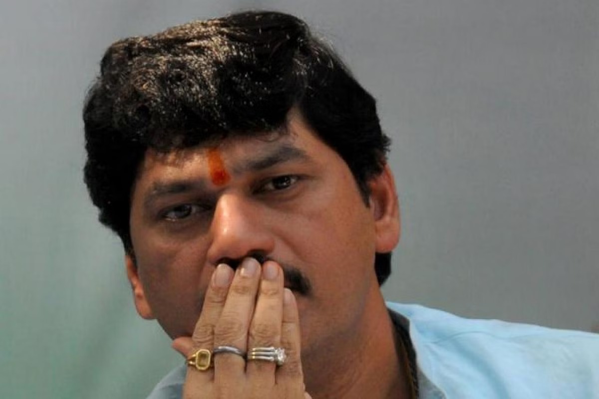 Dhananjay Munde : धनंजय मुंडेंनी डोक्याला लावला हात, पैसे मागण्याच्या फोनमुळे पोलिसांकडे घेतली धाव