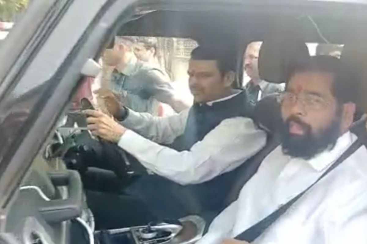 फडणवीस आणि मुख्यमंत्री एकनाथ शिंदे यांनी आज समृद्धी महामार्गाची पाहणी केली यावेळी खुद्द कार ही फडणवीस यांनी चालवली.