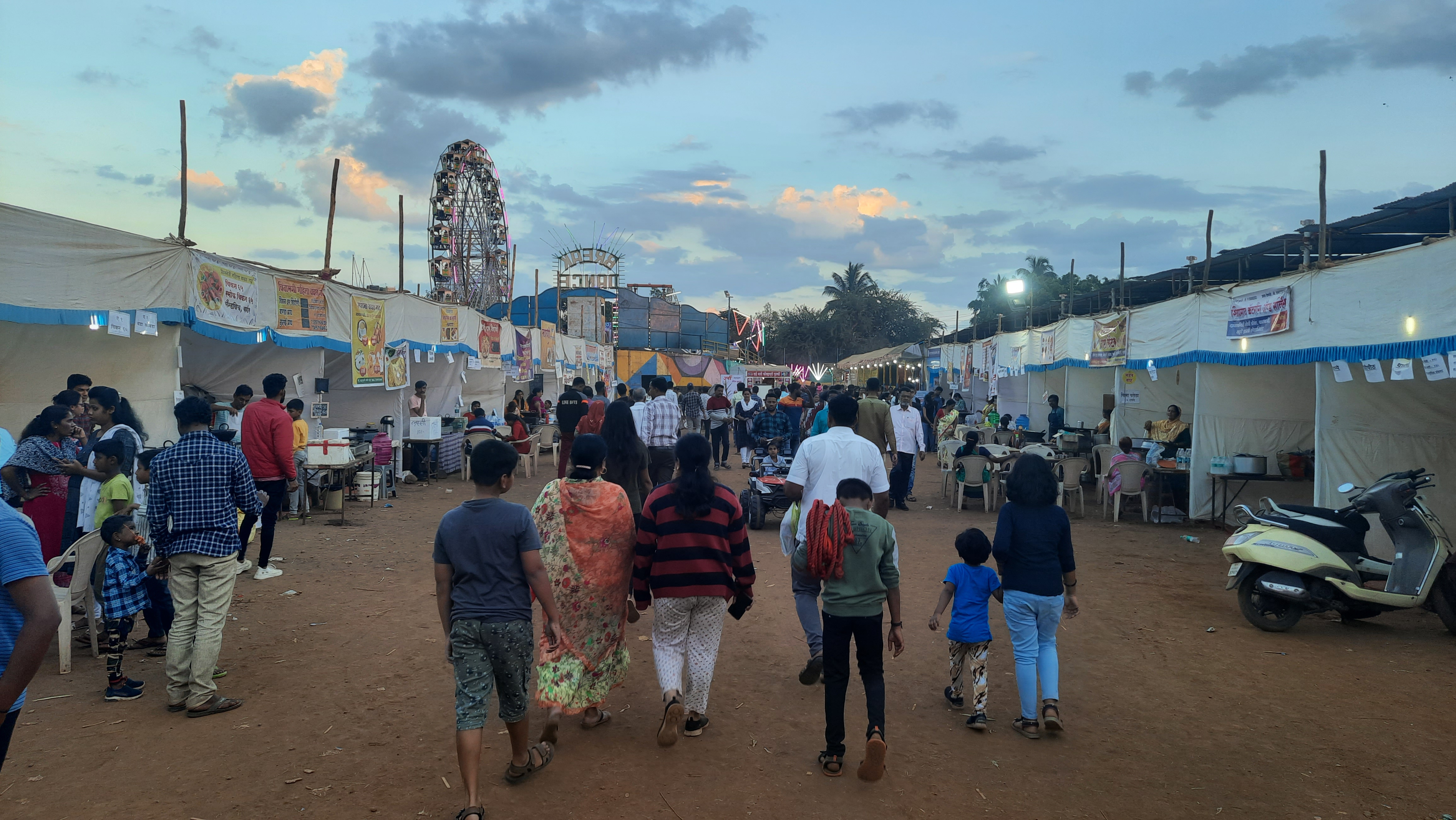 कोल्हापुरात सतेज कृषी प्रदर्शन नुकतेच पार पडले. या प्रदर्शनात तांदूळ महोत्सव, धान्य महोत्सव, विविध कृषी कंपन्या, तऱ्हेतऱ्हेचे पशु-पक्षी आदींच्या बरोबर खाद्यपदार्थांचे स्टॉल देखील होते. या ठिकाणी खवय्यांनी भरपूर गर्दी केली होती.