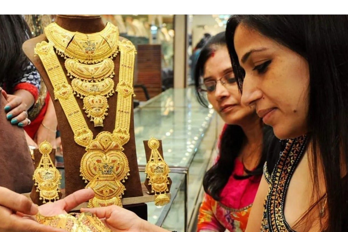 नव्या वर्षाआधी सोन्याचे दर घसरले, पाहा तुमच्या जिल्ह्यात किती?