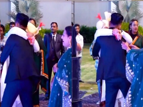 नवरदेवाने मित्रासोबत जे केलं ते पाहून सर्वजण थक्क.