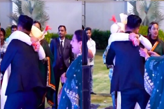 नवरदेवाने मित्रासोबत जे केलं ते पाहून सर्वजण थक्क.