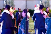 VIDEO - भरमंडपातच त्याने मित्राला...; नवरदेवाचं असं रूप पाहून नवरीबाईही स्तब्ध VIDEO - भरमंडपातच त्याने मित्राला...; नवरदेवाचं असं रूप पाहून नवरीबाईही स्तब्ध