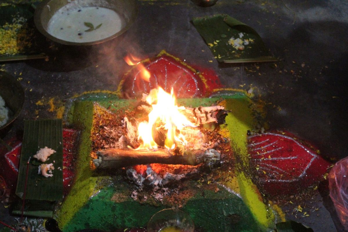 मंत्रांनी हवनकुंडात अग्नी प्रज्वलित. (प्रतीकात्मक फोटो/सौजन्य - Canva)