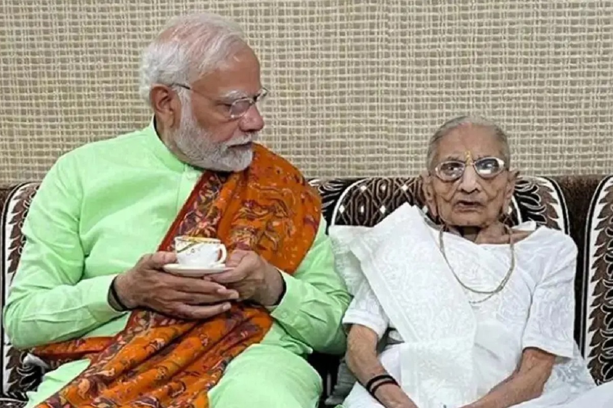 PM Modi Mother Heeraben Modi : आईच्या निधनानंतर पंतप्रधान मोदी भावुक, ट्विटरवर म्हणाले, आई एक...