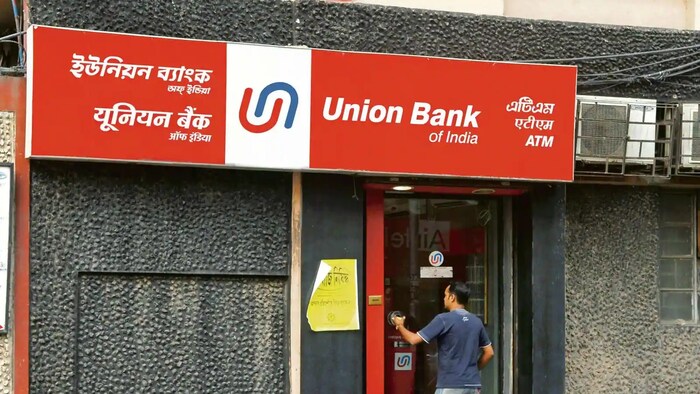 मुंबई: रिझर्व्ह बँकेनं रेपो रेट वाढवल्यानंतर हळूहळू सगळ्याच बँकांनी कर्ज आणि EMI मध्ये वाढ केली आहे. पब्लिक सेक्टरमधील मोठी बँक असलेल्या युनियन बँकेनं ग्राहकांना मोठा दणका दिला आहे. आपल्या MCLR मध्ये 5 बेसिस पॉइट्सने वाढ केली आहे. त्यामुळे लोन आणि EMI मध्ये वाढ झाली आहे. 