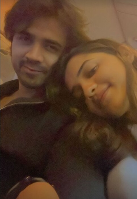 आता न्यू इअर सेलिब्रेशनसाठी दोघे नेमके कुठे निघालेत याची माहिती त्यांनी दिलेली नाही.