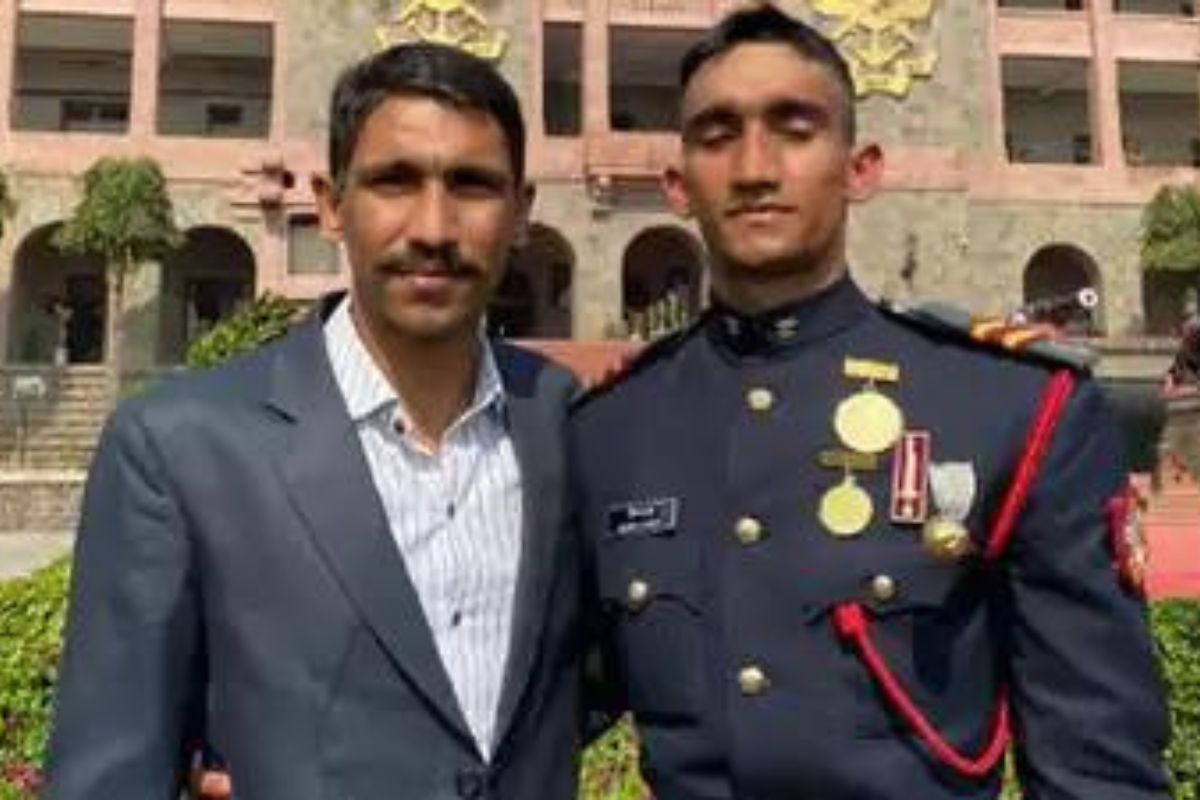 गौरव आणि त्याचे भाऊ विनीत.