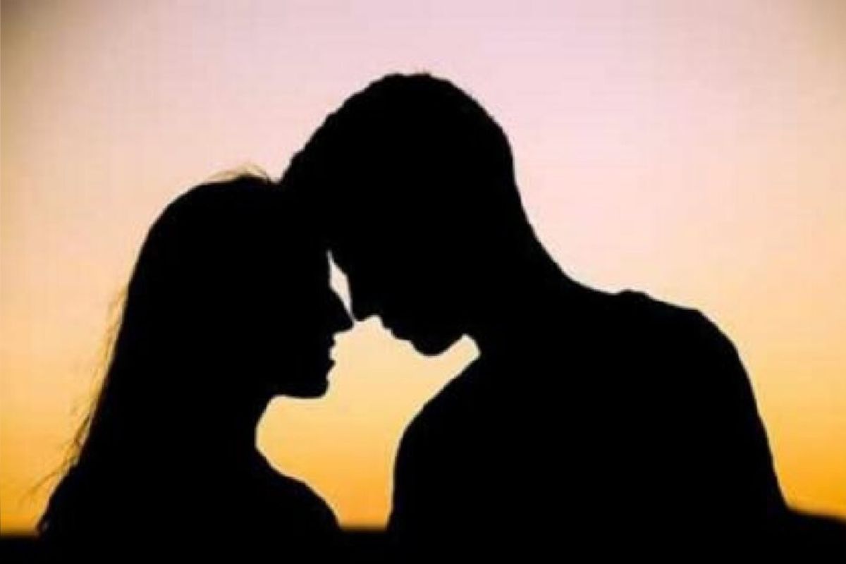 Extra Marital Affair चा संशय, पत्नी आणि तिच्या प्रियकर सरपंचाला बेदम मारहाण