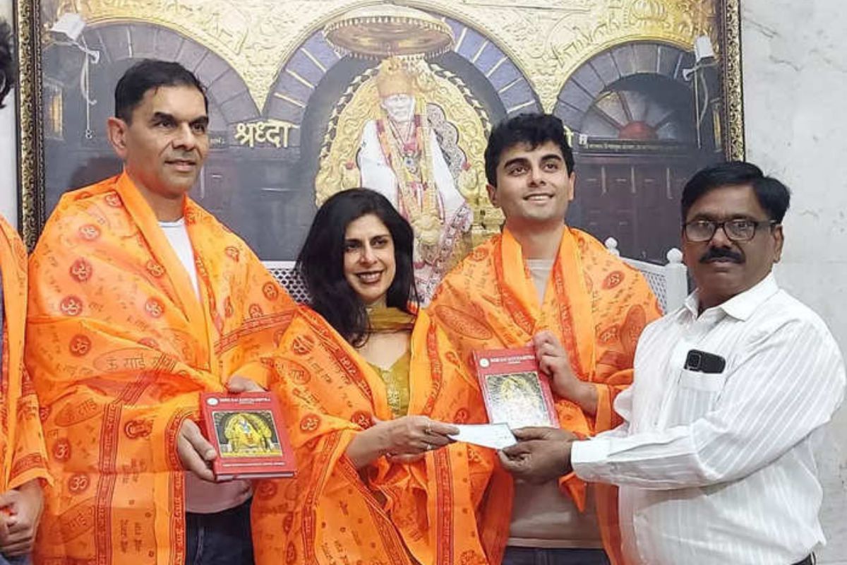 अमेरिकेतील डॉक्टर साई चरणी, केले 50 हजार डॉलर्सचे दान, संस्थानला दिला चेक