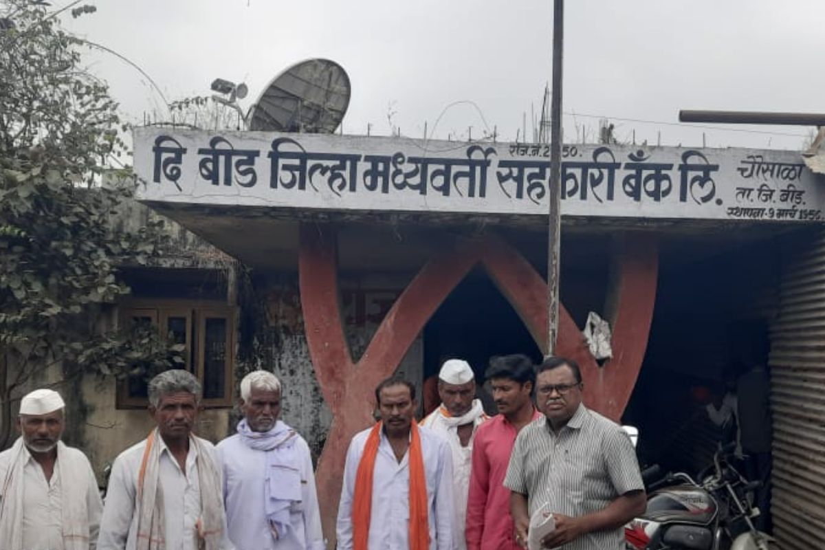 शेतकऱ्याचा पाय खोलात! बँकेतील अनुदान परस्पर उचलले; 50 जणांची फसवणूक, बीडमध्ये खळबळ